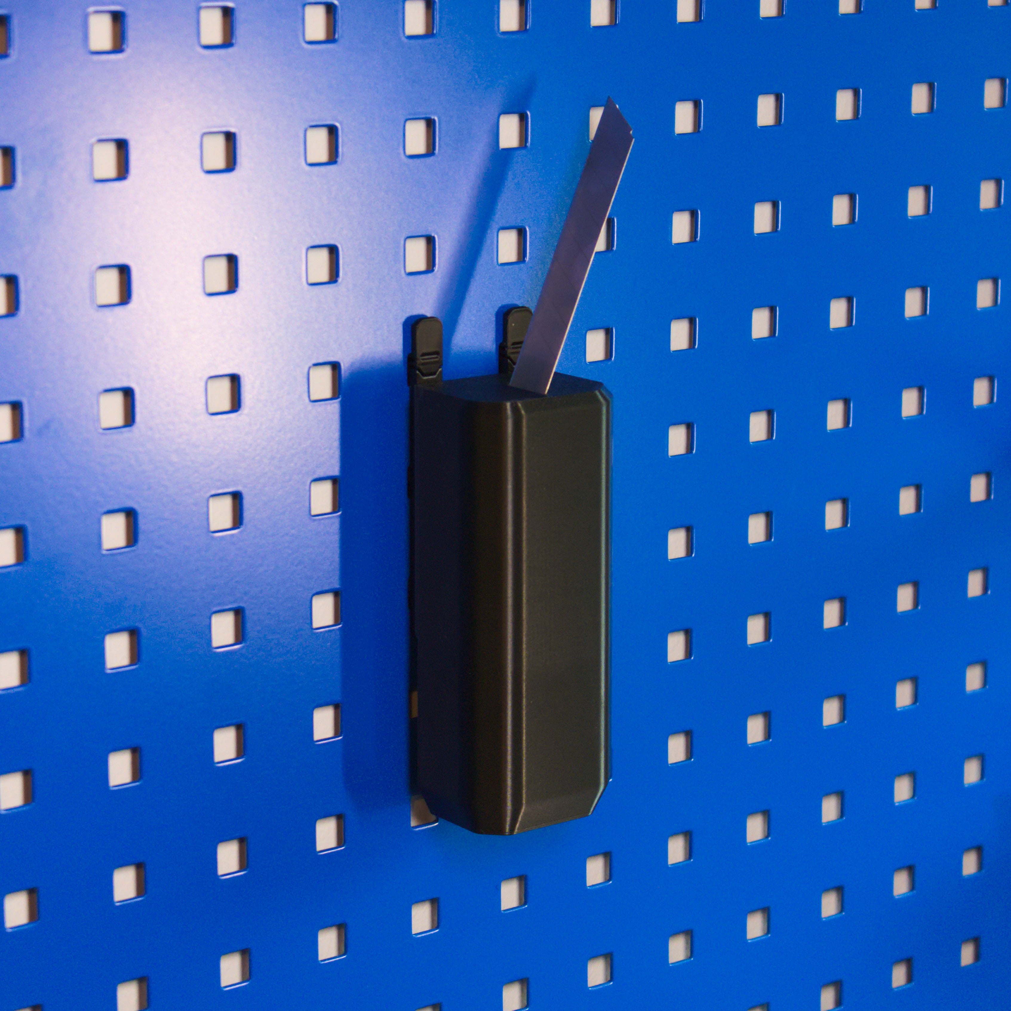 Brugte knivblade beholder til værktøjstavler