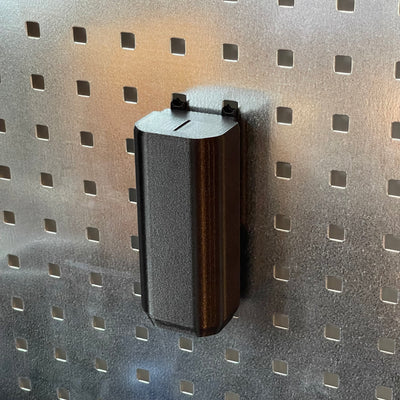 Beholder for brukte knivblader til verktøytavler